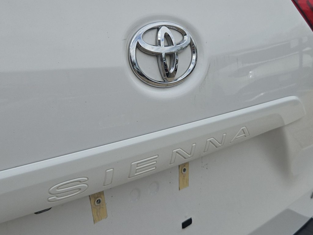 Thumbnail: 2018 Toyota Sienna - 23