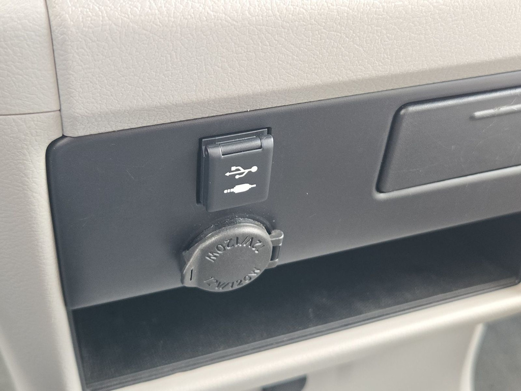 Thumbnail: 2018 Toyota Sienna - 32