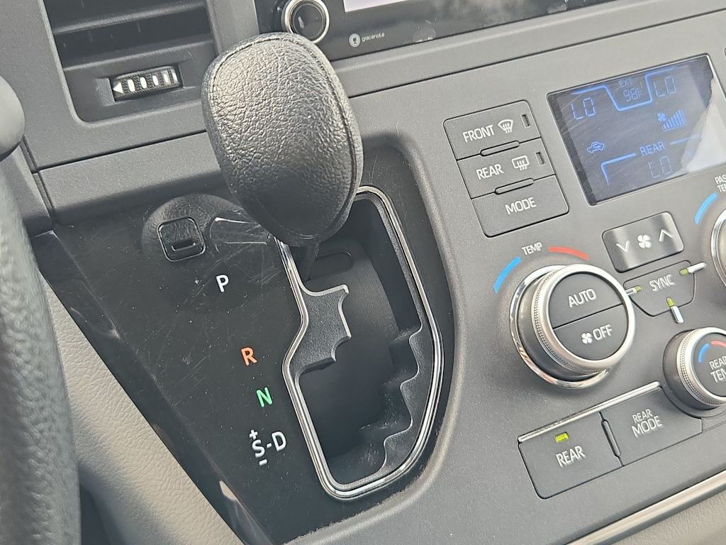 Thumbnail: 2018 Toyota Sienna - 33