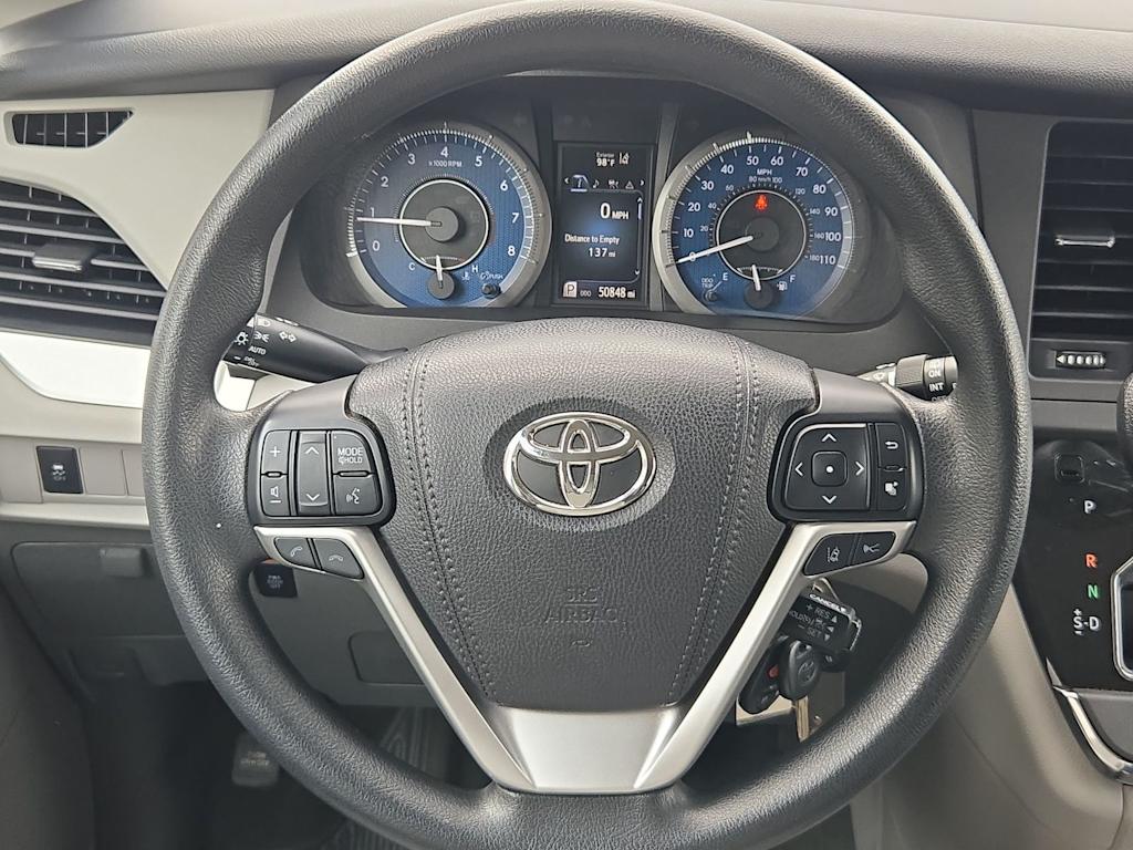 Thumbnail: 2018 Toyota Sienna - 12