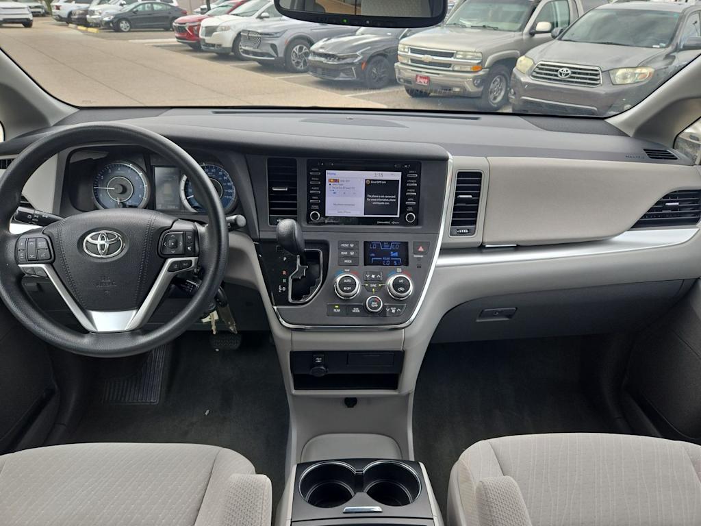 Thumbnail: 2018 Toyota Sienna - 9