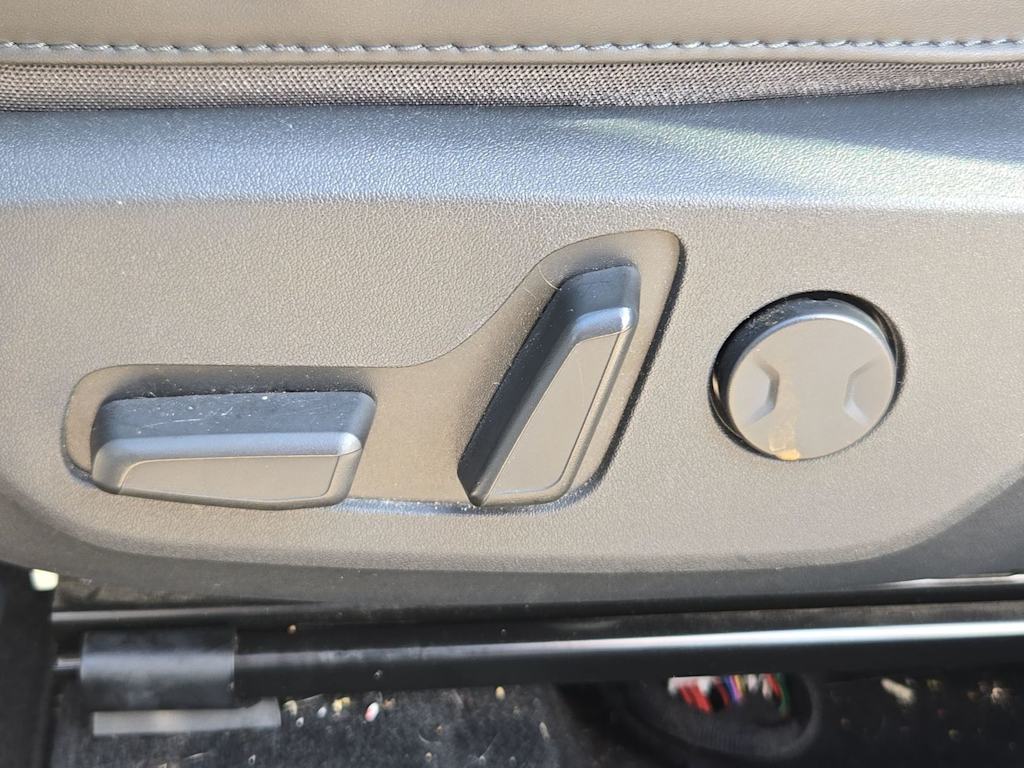 Thumbnail: 2023 Kia Niro - 25