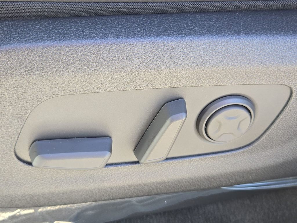Thumbnail: 2026 Kia Carnival - 24