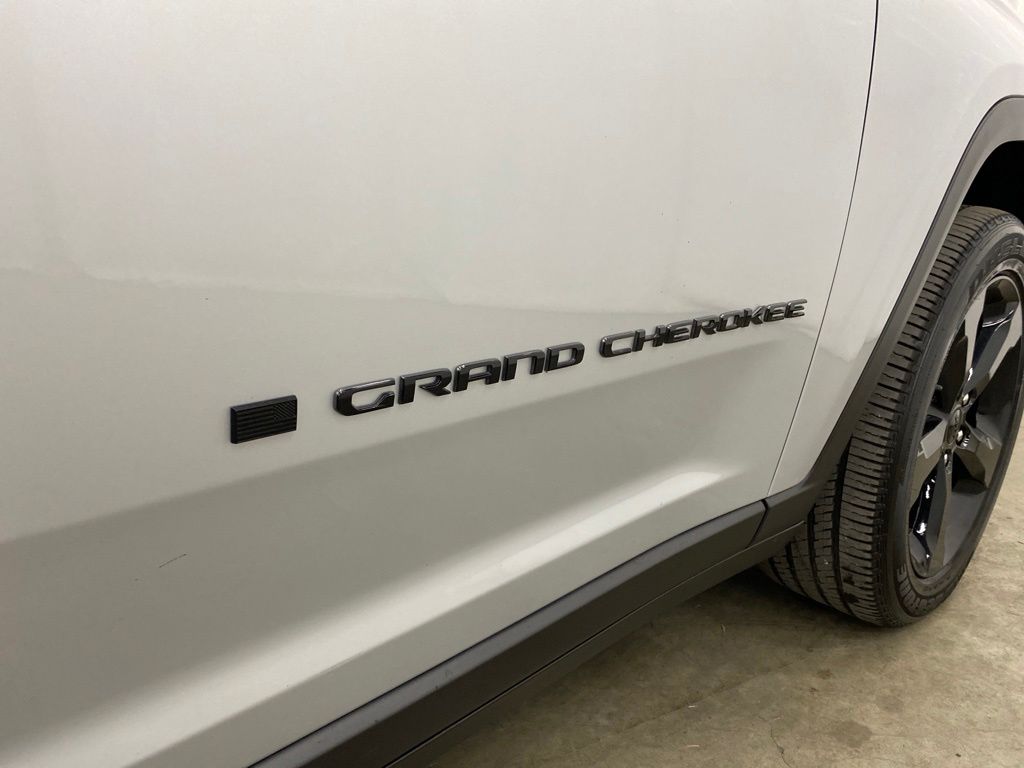 Thumbnail: 2023 Jeep Grand Cherokee - 7