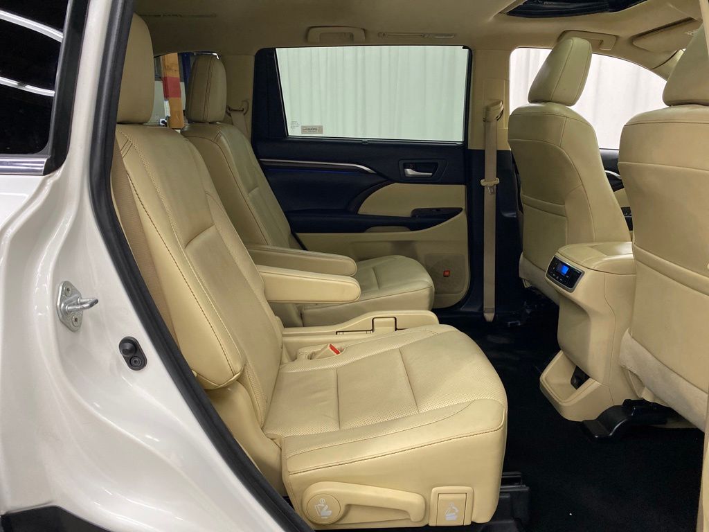 Thumbnail: 2015 Toyota Highlander - 25