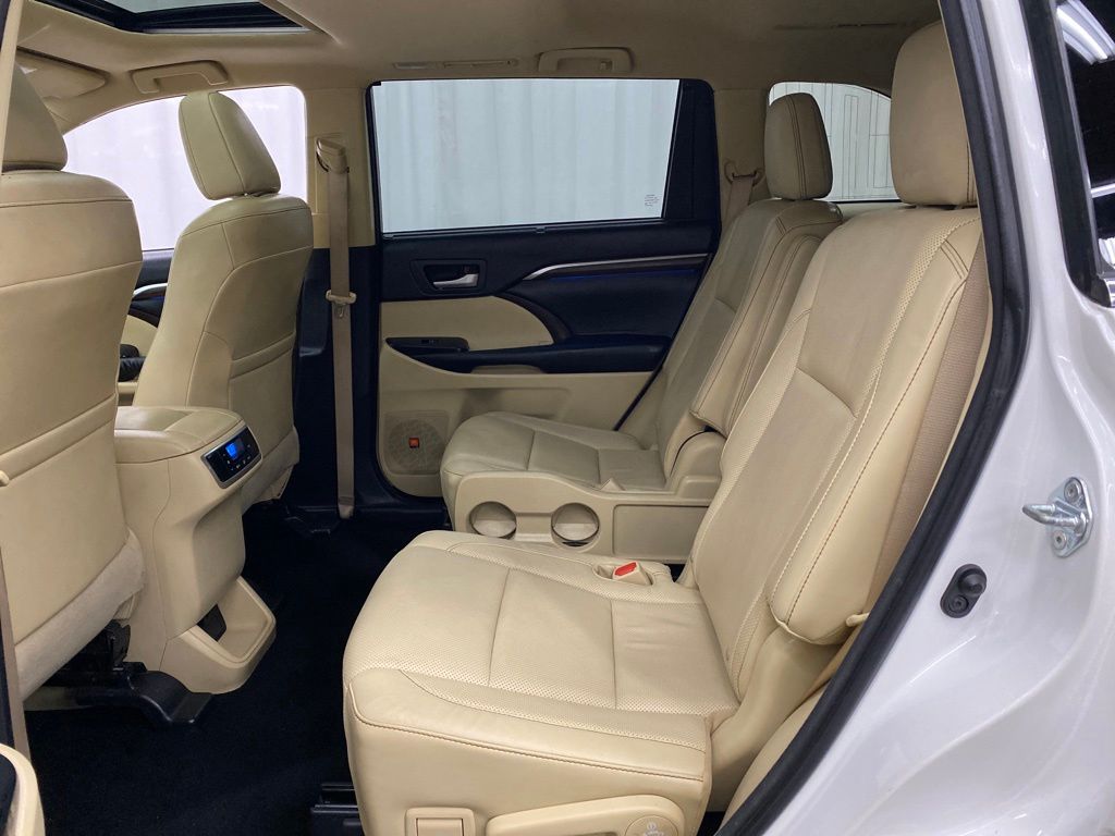 Thumbnail: 2015 Toyota Highlander - 24